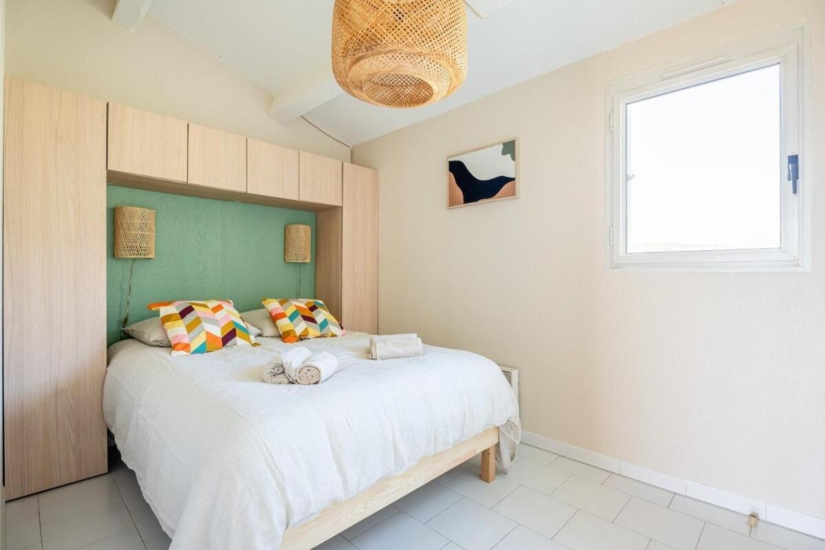 Le Neptune Cassis Luaran gambar